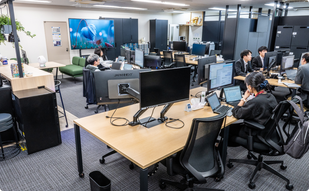 落ち着いた色調でまとめられた執務スペース