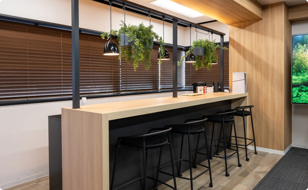 落ち着いた色調でまとめられた執務スペース