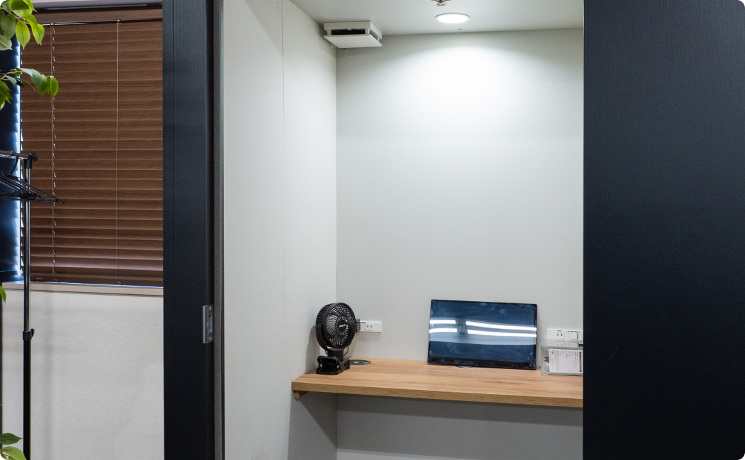 落ち着いた色調でまとめられた執務スペース