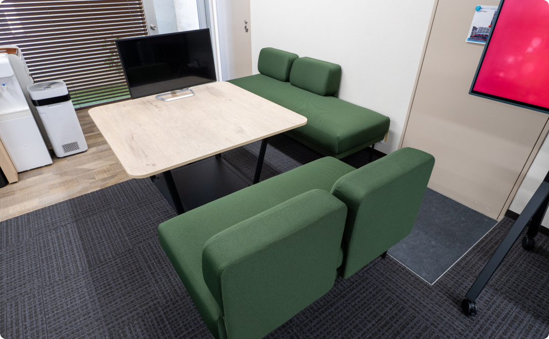 落ち着いた色調でまとめられた執務スペース