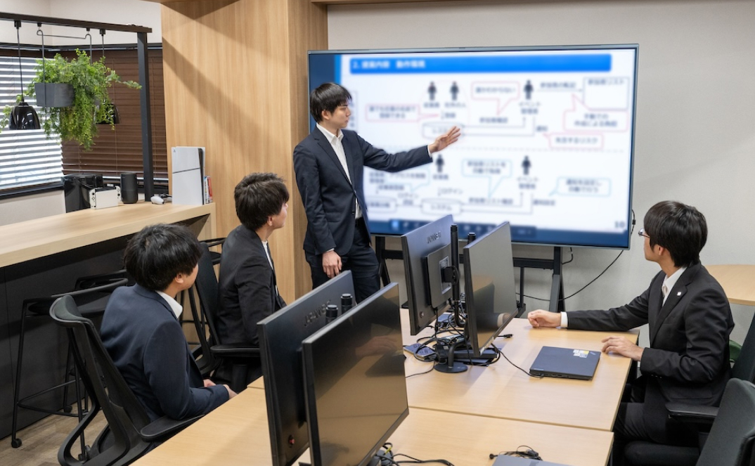 落ち着いた色調でまとめられた執務スペース